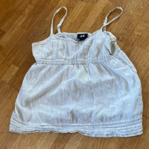 Hm linne - Jätte gulligt linne från hm för 10kr Säljer för att använder inte längre.