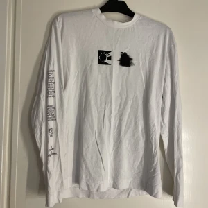 Tröja - Tröja med tryck på fram och baksida. Kommer inte till använding