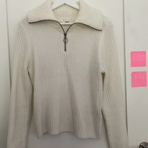 Stickad tröja - Snygg zip-up tröja med krage från object🫶 den är i bra skick då den inte används speciellt många gånger! Varm och skön nu till hösten. Står storlek xs men jag som brukar ha s tycker att den passar bra också💞