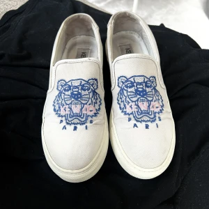 Snygga kenzo skor - Säljer mina as snygga kenzo skor i storlek 39, dem är använda men är fortfrande i fint skick, originalkartong och dust bag kommer med👌🏼nytt pris 2,500.