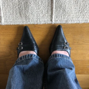 Kitten heels - Låga svarta spetsiga klackskor! Har jättefina detaljer med två spännen fram och ett på sidan så man kan justera storleken ❤️Defekt på klacken, skriv för bättre bild