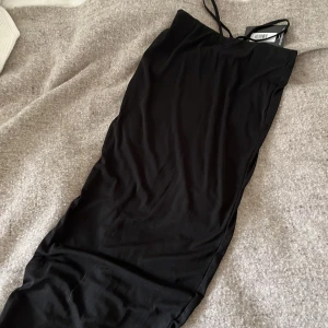 Svart lång meshkjol strl S - Helt ny svart lång meshkjol strl S från PLT Pretty Little Thing, 60 kr exkl frakt🥰