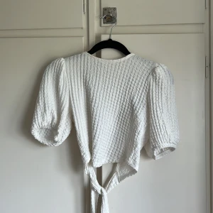 topp med öppen rygg (knytning) - jättegullig topp från gina tricot i storlek xs! ryggen är öppen med en knytning, därför passar den även som storlek s/m! älskar den men säljer för jag behöver pengar… skickar fler bilder på förfrågan!💖💖 är också öppen för att diskutera pris💖