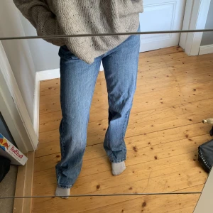 Bershka Jeans - Jeans från bershka i blå och svart, ett par för 59kr eller båda för 79 kr. Skriv för fler bilder eller frågor💕