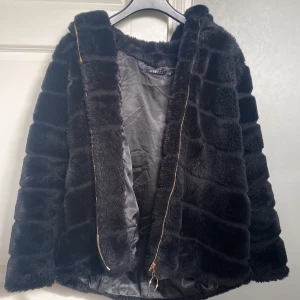 Faux fur jacka  - Perfekt jacka nu till hösten. Kommer inte till användning för mig tyvärr så därför säljer jag den istället<3 priset kan diskuteras, nypris 1000kr