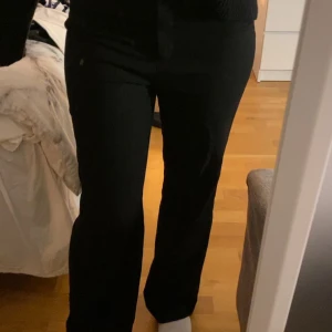 Kostymbyxor  - Kostymbyxor från Monki, knappt använda köp direkt för 150kr