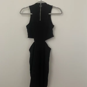 Klänning  - Söt svart klänning som jag använt på en begravning men inte mer än så