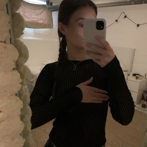 Zara tröja - En ”hålstickad” spets tröja från Zara i storlek S. Passar mig perfekt och är skitsnygg! Genomskinlig! Säljer pga kommer ej till användning:)