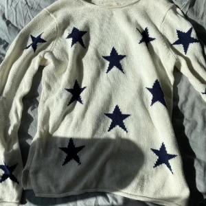 stickad tröja - stickad tröja med stjärnor!! Superfin och lagom tjock stickad tröja. Hör av dig vid intresse! 