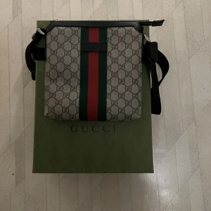 Gucci axelväska - Säljer nu min Gucci axelväska i fint skick, 9/10