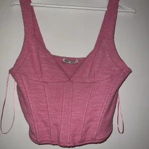 Korsett-topp - Jag säljer denna korsett-topp från Zara då jag aldrig använt den. Har provat den på 2 gånger. 