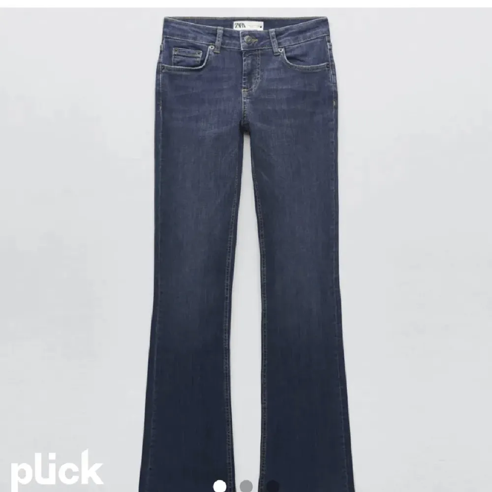 Säljer mina lågmidjade utsvänga jeans ifrån zara då de är lite för korta!💞. Jeans & Byxor.