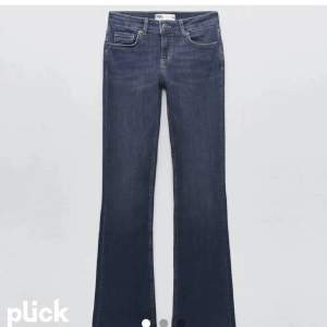 Säljer mina lågmidjade utsvänga jeans ifrån zara då de är lite för korta!💞