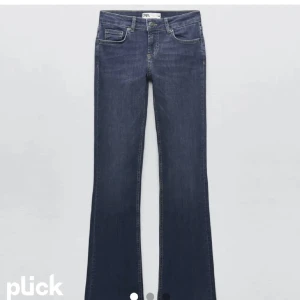 Low waist jeans från zara - Säljer mina lågmidjade utsvänga jeans ifrån zara då de är lite för korta!💞