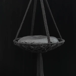 Takhängd kattbädd i makramé - Handgjord (av mig) kattbädd som man kan hänga i taket, garnet är ett rejält och ekologiskt, 80% återvunnen bomull.   Maine coon approved.   Mått 107cm x 45 cm 