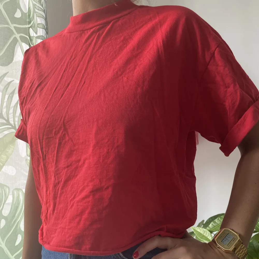 Croppad röd t shirt. Verkligen den bästa röda färgen🍎 100% bomull☁️. T-shirts.