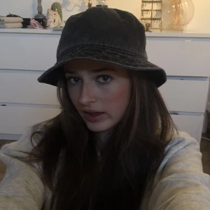 Fiskehatt  - Fin grå fiskehatt i jeans material från zaras barnavdelning💕måttet runt huvudet är 58cm och ja säljer då den inte kommer till användning!