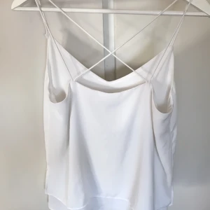 Vitt linne + kors i rygg - Vitt fint linne, med kors i ryggen.