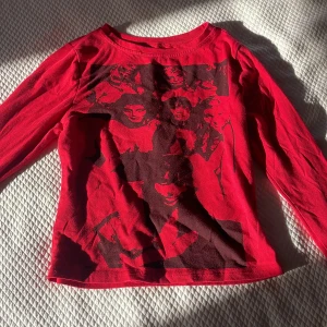 tröja med tryck - skit cool tröja som jag säljer för att det inte är min stil längre. bra skick!