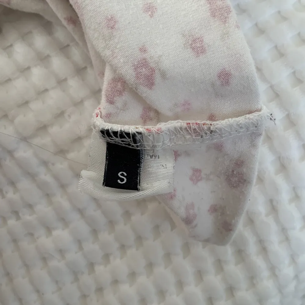 Cropped Blommigt linne med spets och en rosett 🎀 storlek S, men passar som XS. 	mycket bra skick, inga defekter förekommer. Passar bl.a coquette stil💕står ej märke . Toppar.