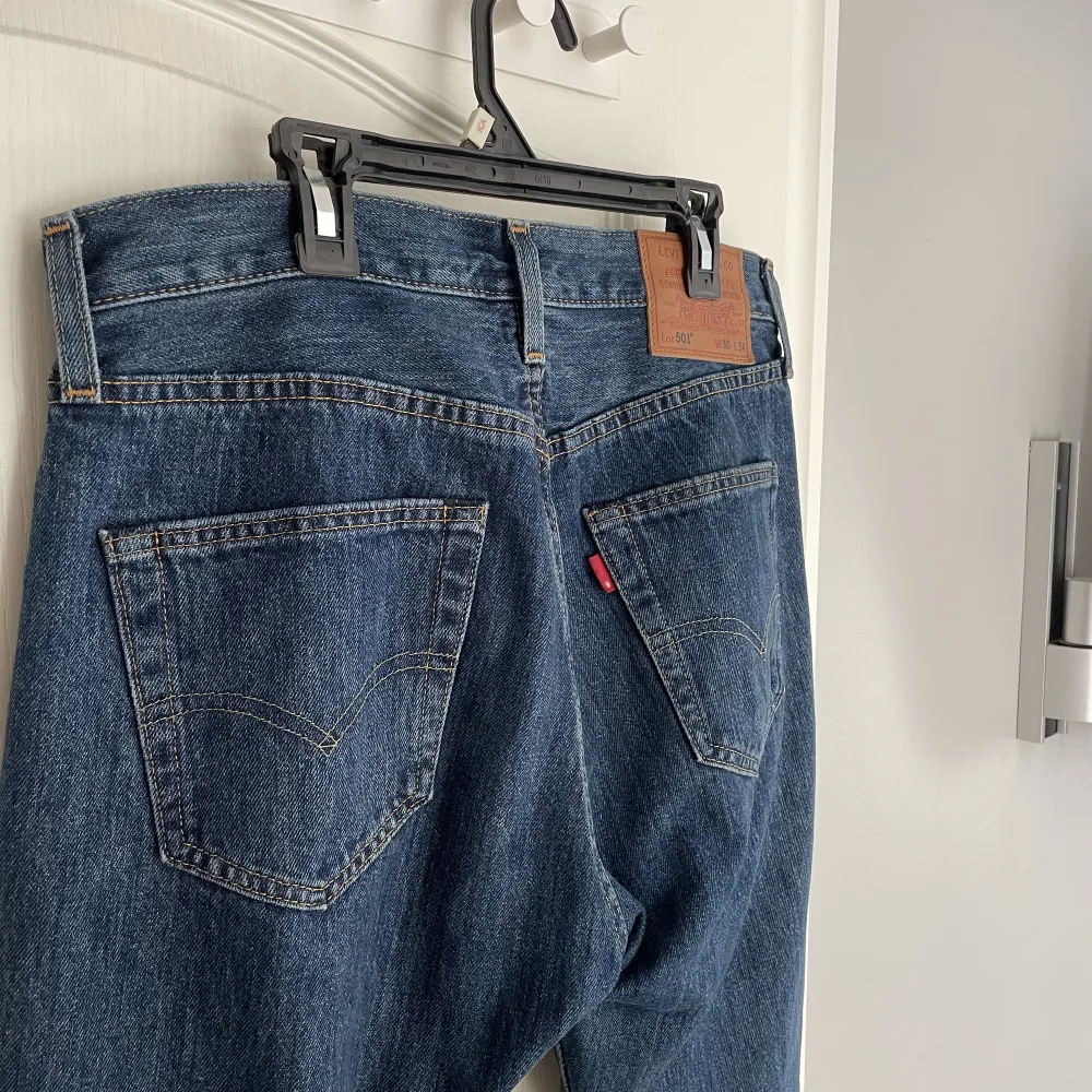 Säljer dessa skitsnygga lewis jeans för att de inte kommer till användning. Inga fläckar! Skriv privat för fler bilder💕🫶. Jeans & Byxor.