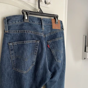 Levis 501 - Säljer dessa skitsnygga lewis jeans för att de inte kommer till användning. Inga fläckar! Skriv privat för fler bilder💕🫶