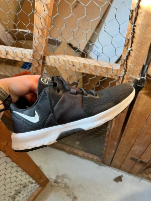 Träningsskor Nike strl 40 - Träningsskor från Nike. Lämpar sig bra för pass / gympa / styrketräning. Inte enbart löpning då det inte är en sådan sula. Men funkar för ex crossfit pass! Använda Max 5 ggr. 