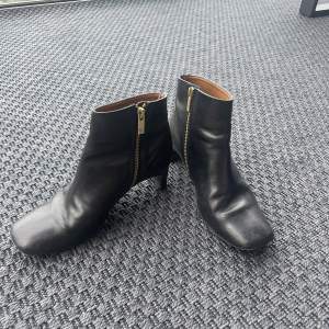 Boots i svart läder med liten klack från ATP Atelier, storlek 36.