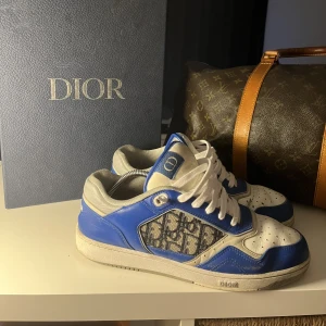 Dior skor  - Dior skor i size 43 Box mm finns Nypris runt 10k  Cond 7/10 ish Skickas spårbart via postnord