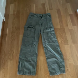 Highwaist cargo jeans - Gröna highwaist cargojeans tyvärr för små för mig