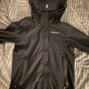 Vindjacka Peak Performance - Säljer nu min Vindjacka från Peak Performance i storlek S som inte kommer till någon användning, har små slitningar på insidan men inget som syns utifrån. 