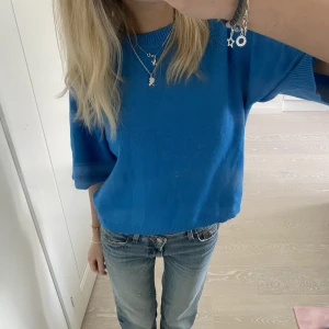 Stickad tshirt  - Så sjuuukt snygg kortärmad stickad tröja som är helt oanvänd, kommer från märket b young och nypris var 400kr❤️