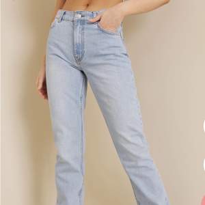 Mid waist straight jeans från NLY trend, aldrig använda. Nypris 600kr och slut på nätet. Frakt tillkommer på 79kr🤍