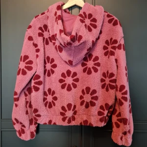 Croppad fleecejacka, oanvänd - Rosa, oanvänd fleecejacka / tröja från Pull & Bear. Tyvärr är den lite kort i ärmarna för mig. 