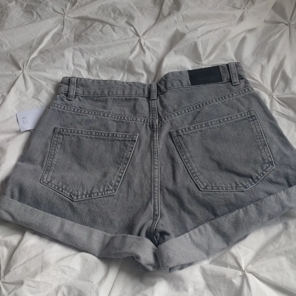 Helt nya gråa jeans shorts från Gina Tricot, det är inget fel på dem köpt bara i fel storlek.. Shorts.