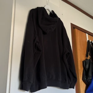 Svart hoodie - (Tryck inte på köp nu direkt) den har tyvärr en fläck på underarmen men inget som syns när den används❤️(bild 3) kolla gärna min profil😊