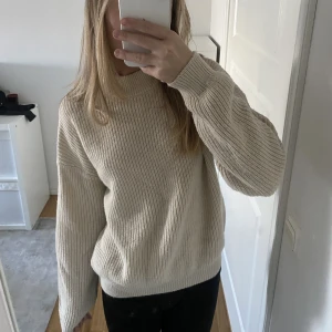 Stickad tröja - Beige stickad tröja💓