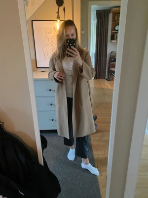 Ullkappa från Mango - Jättefin, sparsamt använd ullkappa från Mango. Strl xs-s. 