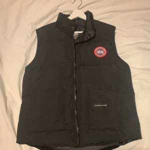 Canada goose vest - Jätte bra skick, har bara använts en gång förra vintern . Väldigt bekväm och håller dig lagom varm. 