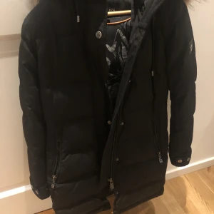 Hollies jacka  - Helt ny! Svart hollies jacka för dam i stl 34. Nypris: 4000kr men säljs nu för 3700kr pga ånger på storlek 