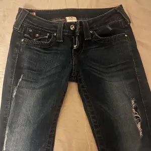 Säljer dessa så fina lågmidjade jeans då de inte kommer till användning. Utsydda nedtill så det blir bootcut🥰 hör av er vid frågor och intresse