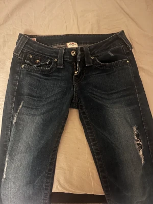 True Religion Jeans - Säljer dessa så fina lågmidjade jeans då de inte kommer till användning. Utsydda nedtill så det blir bootcut🥰 hör av er vid frågor och intresse