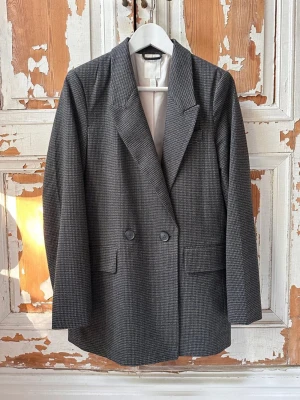 Dubbelknäppt kavaj - Använd sparsamt! Inte mina bilder men det är exakt samma 😀