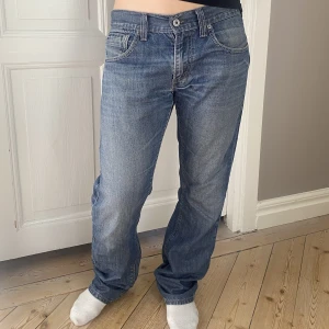 Levis jeans - Supersnygga raka Levis jeans i perfekt passform och tvätt. Coola dragkedjor på bakfickorna. Jättefint skick! Modellen är 165 cm lång. Skriv för mått💞 Kolla gärna in mina andra annonser!