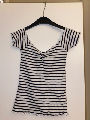 Randig topp - Svart vit randig topp i bra skick