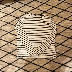 Randig tröja - Randig tröja från SHEIN, vit bas med svarta ränder. I stl 11-12 år. I använt skick.