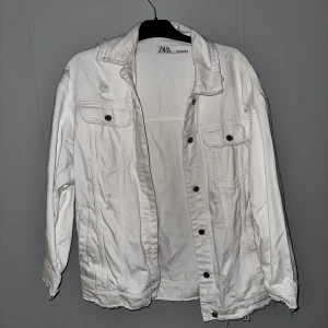 Jeansjackan  - Vit jeansjackan som är hyfsat ny från zara. Behöver bara styrkas sen blir den perfekt :)