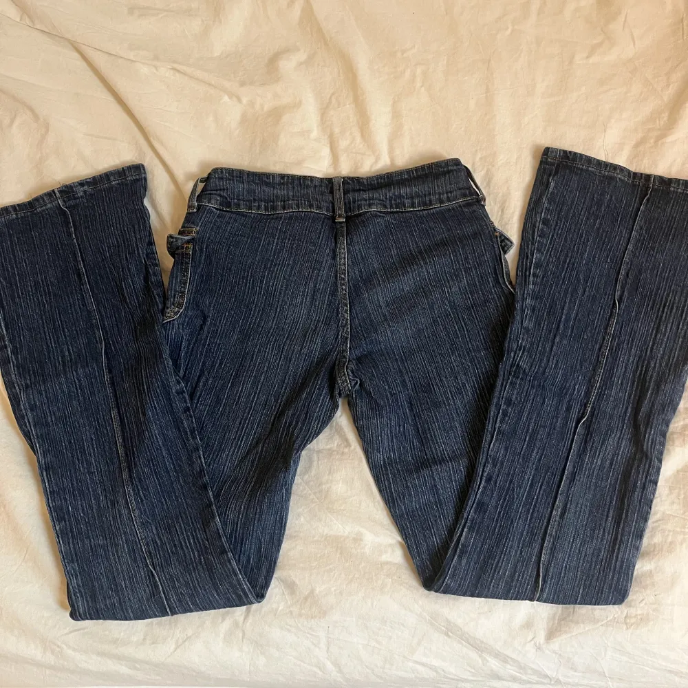 Brandy Melville jeans, enda defekten är där det har sönder lite på kanten av byxan då de är för långa för mig men annars felfria. Köpta för 450 i början av 2023 och långt ifrån mycket använda 💘. Jeans & Byxor.