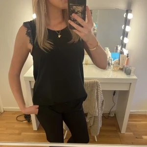 Topp - Jätte fin mörkblå topp med lite spets vid kanten! Nästan aldrig använt 