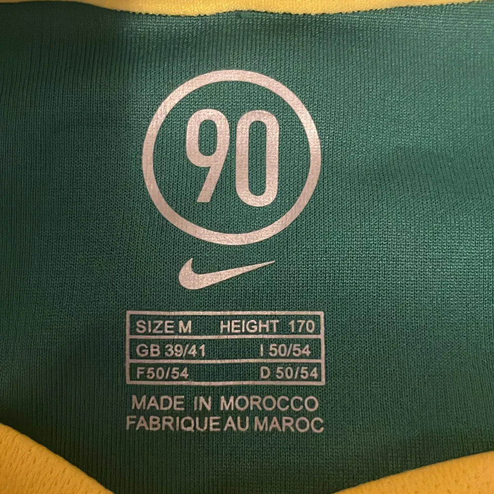 Brasilien tröja som jag använt ca 2-3 gånger men den är för stor på mig för har S men det är M. Köpte den för 500 men säljer den för 400 men priset kan diskuteras . Tröjor & Koftor.